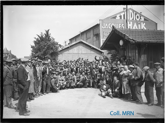 Grèves ouvrières devant les studios Jacques Haïk. Paris, 28 mai 1936. Photographie pour le journal Paris-Soir. Coll. MRN