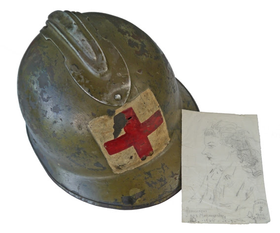 Casque porté par Jacqueline de Chambrun lors des combats du Mont-Mouchet ; autoportrait réalisé dans un maquis de la Haute-Lozère. Coll MRN. © MRN-J. Baffet