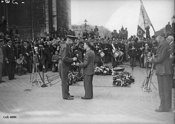 Le général Eisenhower remet à André Tollet, président du CPL, le blason de l’État-major allié (SHAEF), 8 septembre 1944. Coll. MRN, fonds photographique de presse dit du Matin