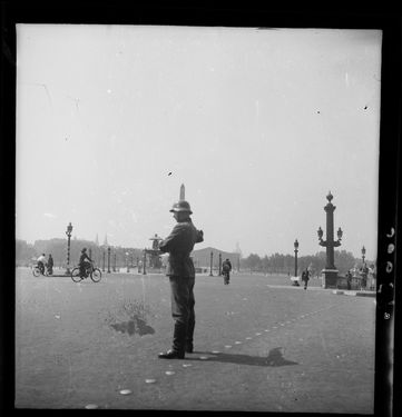 Soldat allemand, place de la Concorde, juillet 1940. Le Matin. MRN