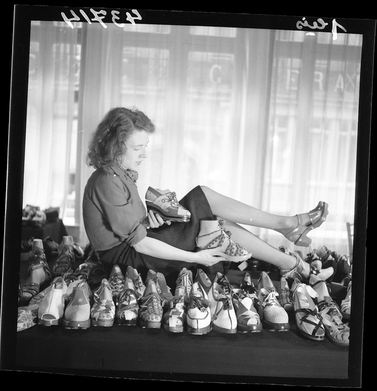 Exposition souliers à semelle de bois. Juillet 1941. Fonds Le Matin.