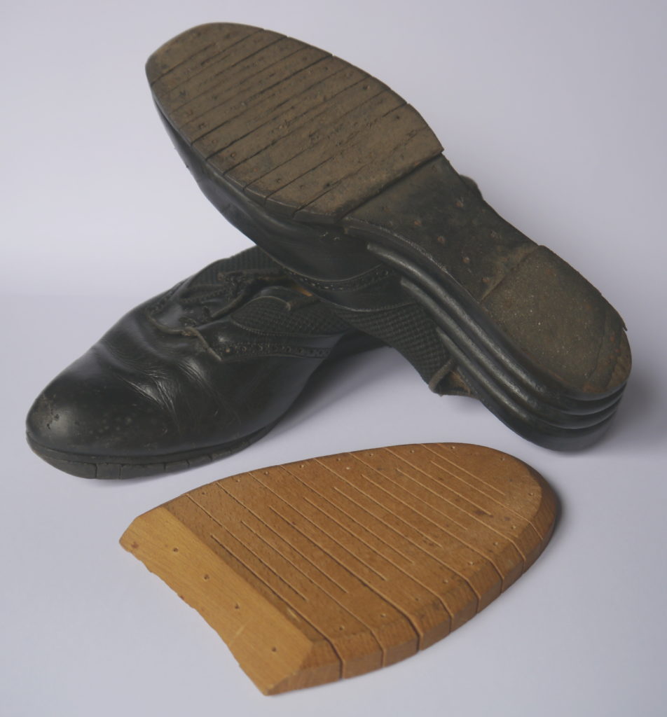 Souliers de femme à semelle de bois.