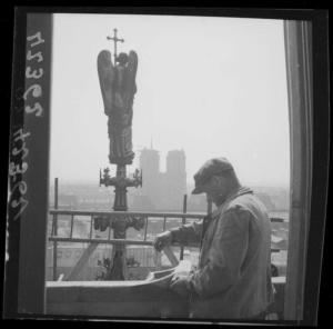 Notre-Dame de Paris depuis la Sainte-Chapelle, 1943.