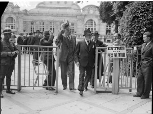 Vote des pleins pouvoirs constituants à Philippe Pétain à Vichy, juillet 1940. Coll. MRN –  fonds dit du Matin.