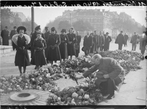 Commémoration du 11 Novembre 1918 à Paris, 11 novembre 1940. Coll. MRN –  fonds dit du Matin.